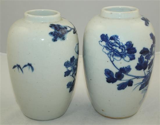 A pair of Chinese blue and white crackle glaze ovoid vases, early 20th century, 19.5cm